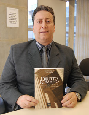 Juiz Paulo Rogério recebe livro ?Direito Romano?