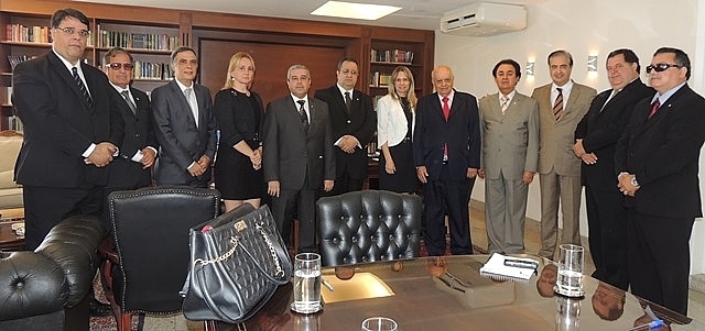 Comitiva da Amagis prestigia interinidade de Nelson Missias na AMB