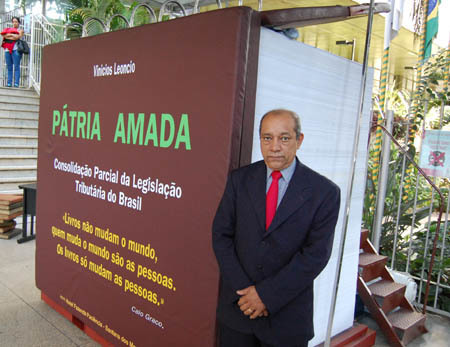 Entrevista – Advogado reúne a legislação tributária brasileira em livro de 7 toneladas