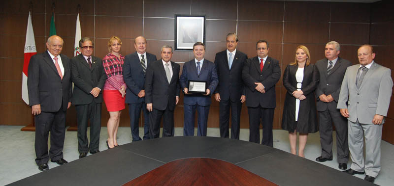 Amagis homenageia governador Antonio Anastasia