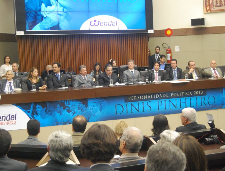 Dinis Pinheiro recebe título de personalidade política na Câmara Municipal de BH