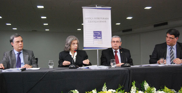 Ministra Cármen Lúcia e magistrados mineiros debatem o aperfeiçoamento do Judiciário