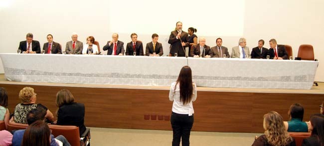OAB-MG entrega carteiras aos novos advogados