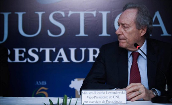 Ministro Lewandowski defende valorização da magistratura em reunião com participação da Amagis