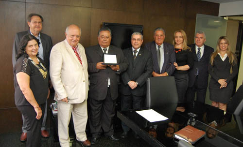 Desembargador Delmival de Almeida Campos recebe homenagem da Amagis
