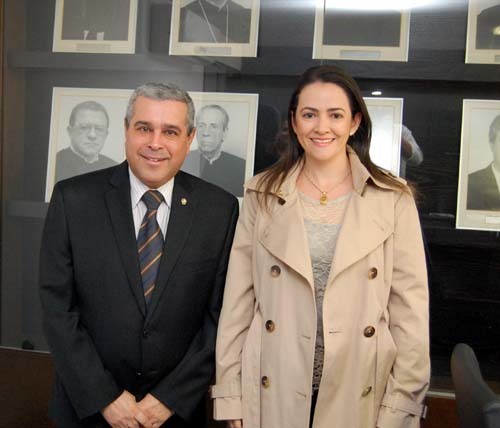 Herbert Carneiro recebe defensora pública geral na Amagis