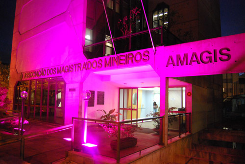 Edifício-sede da Amagis recebe iluminação da Campanha Outubro Rosa
