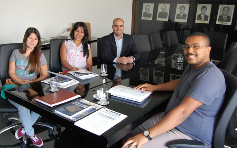 Setor de comunicação da Amagis recebe visita de estudantes de jornalismo