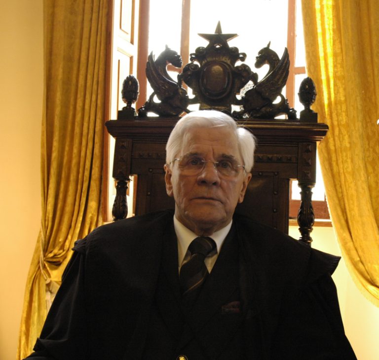 Corte presta homenagem a desembargador aposentado