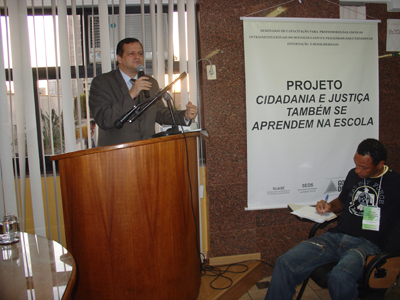 Juiz do TRE fala a professores sobre importância do voto
