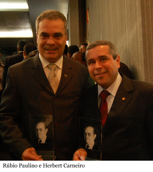 Herbert Carneiro e Rúbio Paulino recebem o troféu Tancredo Neves
