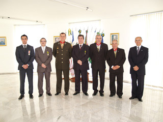 Magistrados e servidor homenageados