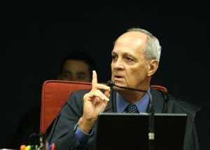 Morre, no Rio de Janeiro, o ministro Carlos Alberto Menezes Direito