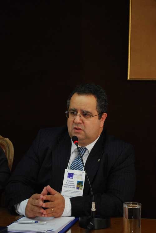 Presidente da Amagis participa de seminário