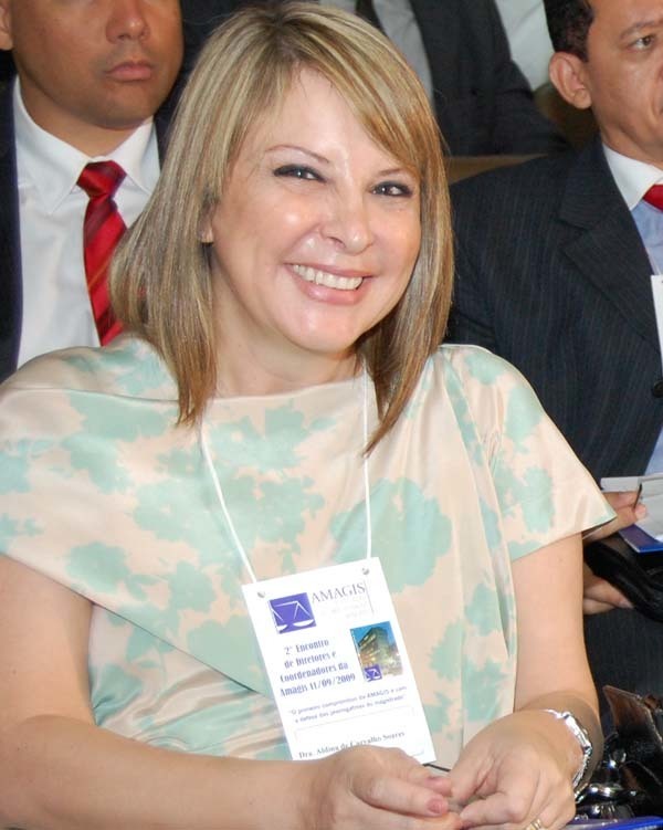 Câmara de Araguari homenageia juíza Aldina Soares