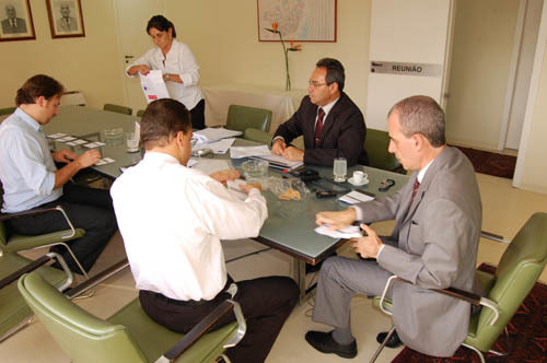Junta Eleitoral recebe primeiros votos