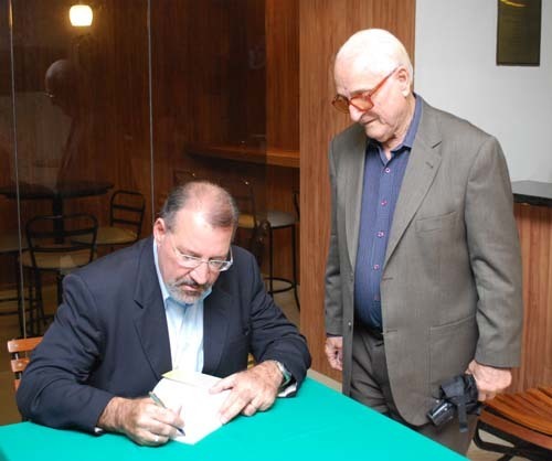 Renato Jardim lança livro