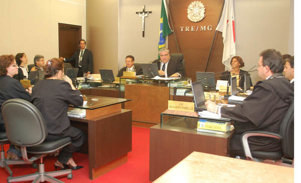 Desembargador Cruvinel toma posse no TRE/MG