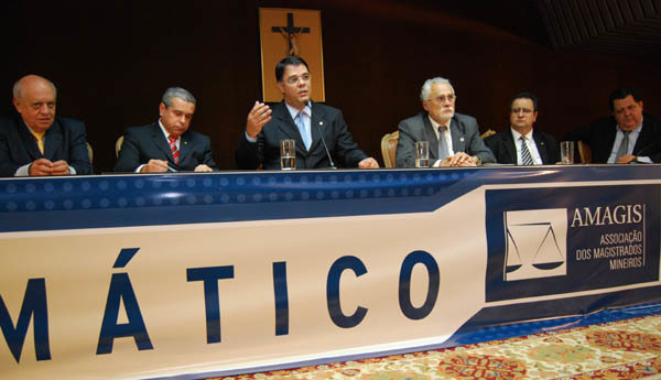 Magistrados mineiros debatem concentração de poderes