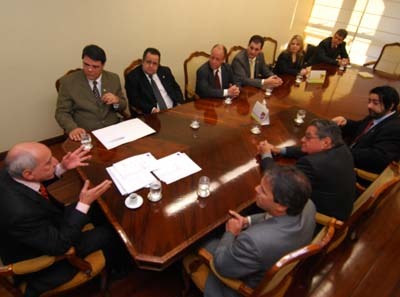 Diretoria apresenta reivindicações da classe em visita a Cláudio Costa