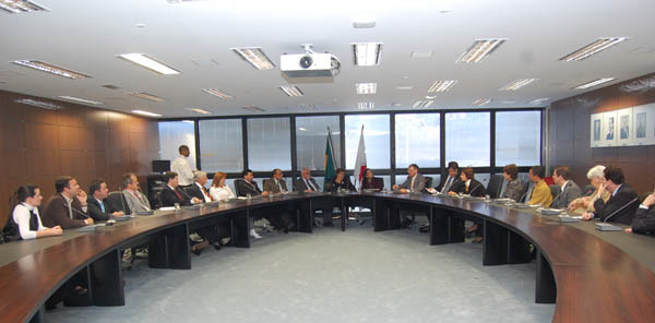 Amagis debate metas sociais com Governo do Estado
