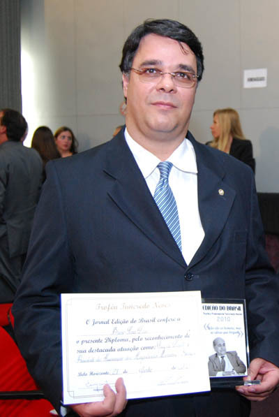Bruno Terra recebe Troféu Tancredo Neves