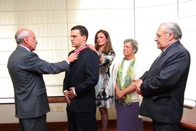 Desembargador toma posse e homenageia família
