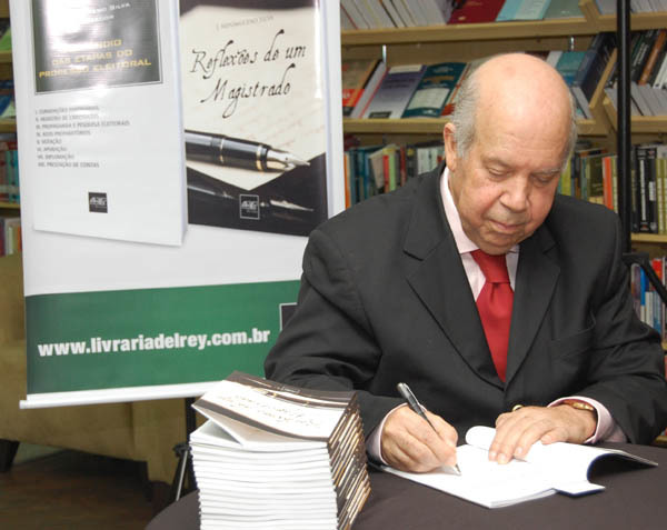 Desembargador Nepomuceno Silva lança dois livros