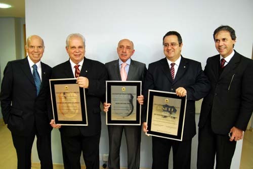 Magistrados recebem homenagem de policiais federais