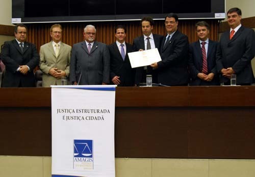 Amagis recebe diploma de honra ao mérito na Câmara de Vereadores