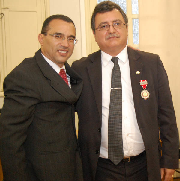 Edison Feital recebe medalha Hélio Costa em Manhuaçu