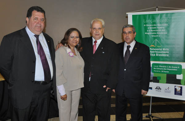Presidente da Amagis participa da reunião do Conselho Executivo da AMB
