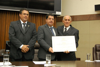 Desembargador recebe título na Câmara de BH