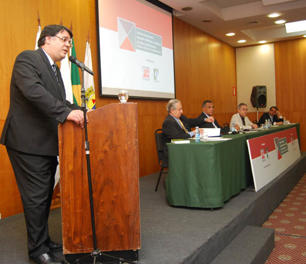 Presidente da Amagis palestra sobre irredutibilidade de vencimentos