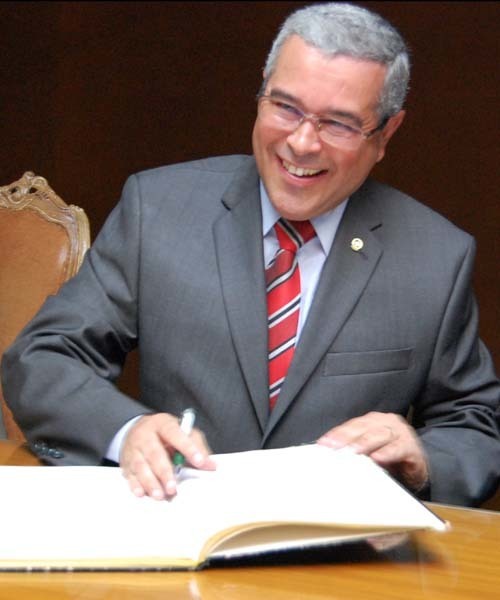 Herbert Carneiro toma posse e defende valorização da magistratura
