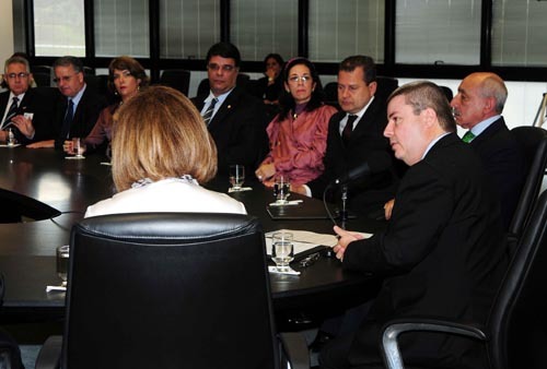 Autoridades assinam termo em prol  da justiça restaurativa