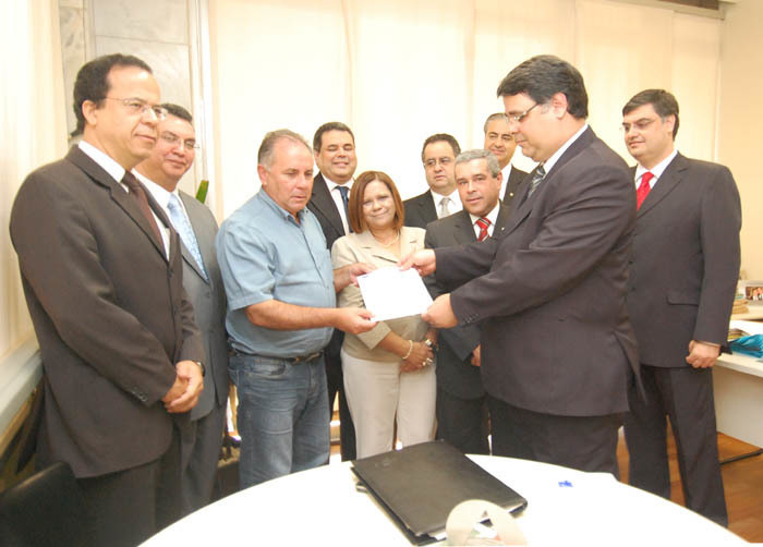 Amagis garante assessores para todos na Alemg