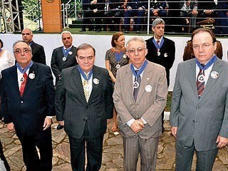 Magistrados recebem medalha Santos Dumont