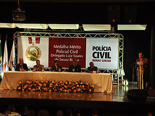 Desembargadores recebem medalha da Polícia Civil