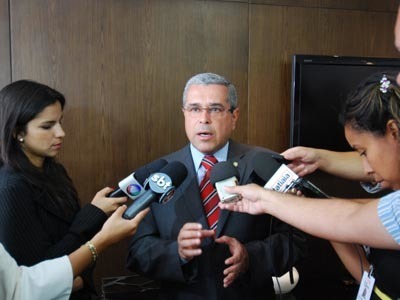 Herbert Carneiro defende medidas de segurança em coletiva à imprensa