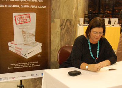 Juíza Andréa Pachá lança livro em BH