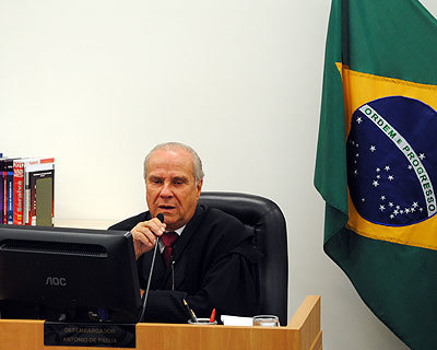 Desembargador Antônio de Pádua recebe homenagens no TJMG