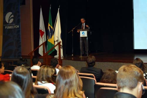 Presidente da Amagis defende humanização do sistema prisional em Universidade