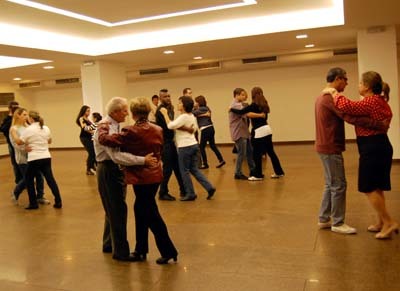 Magistrados participam da segunda aula de dança