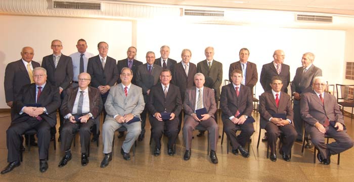 Amagis homenageia magistrados aposentados
