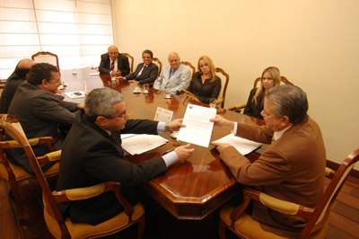 Amagis entrega, em audiência, decisões da Assembleia ao presidente do TJMG