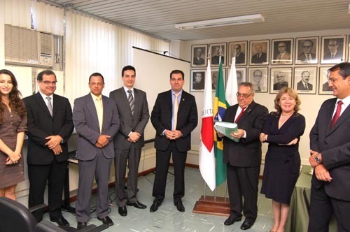 Grupo entrega novo Código de Normas para Cartórios ao corregedor