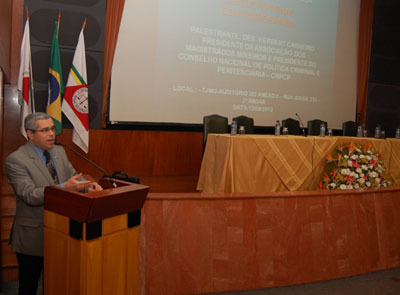 Presidente da Amagis profere palestra em curso do Programa Novos Rumos