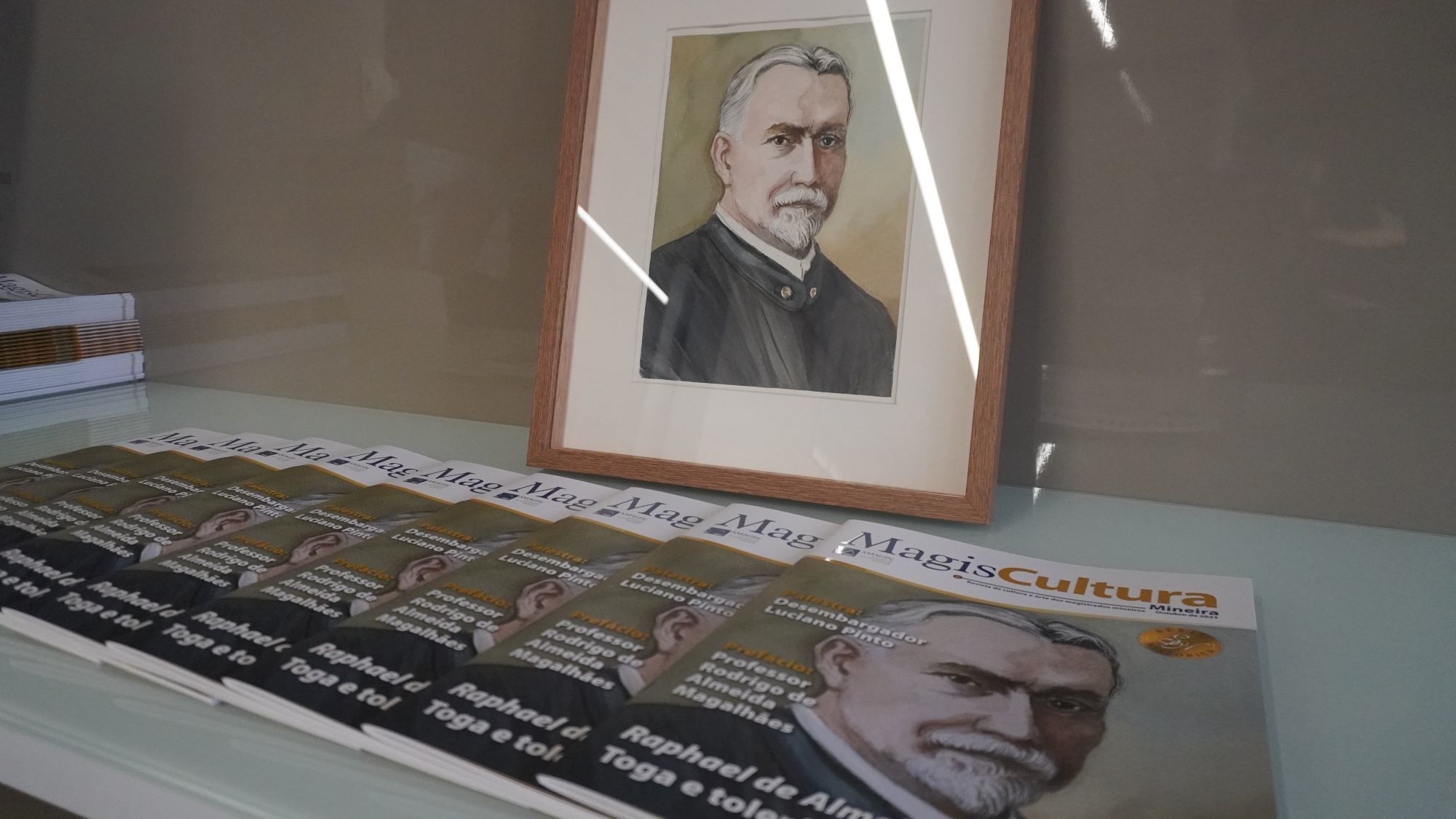 Amagis lança nova edição da Revista MagisCultura homenageando Raphael de Almeida Magalhães