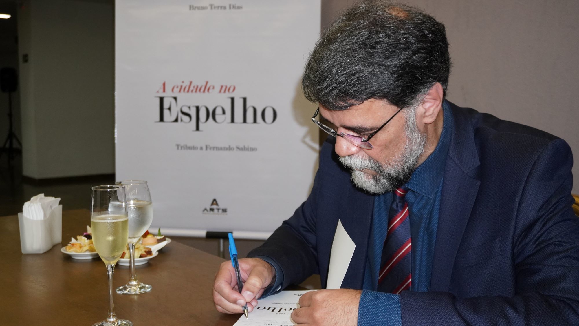 Desembargador Bruno Terra Dias lança livro em tributo ao escritor Fernando Sabino